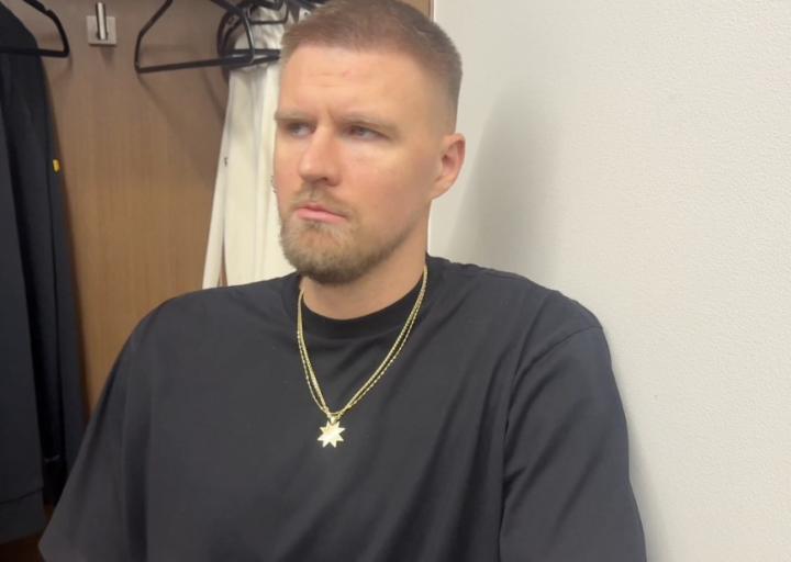  波尔津吉斯背部突发痉挛，勇士内线面临新挑战；明日对阵前景不明朗。 体育新闻