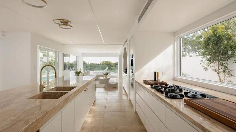  澳洲地产巨头预见AI风暴；豪宅主人选择全部清仓；两年后或能低价回购。 房产家居