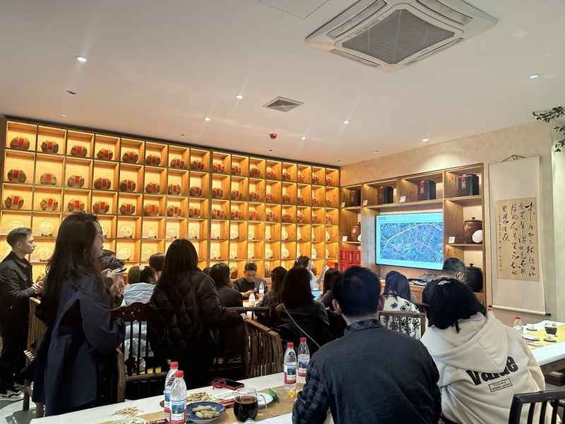  核心城市老旧住宅热度上升；批量购入现象引发思考；专家提醒关注潜在风险。 房产家居